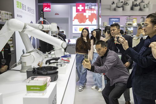 智能科技領航 炒菜機器人、透明LED屏與運動耳機在家博會上的創新亮點